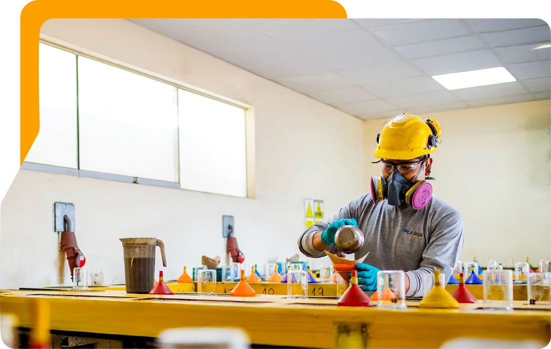 Señorita trabajadora de la empresa, realizando sus tareas